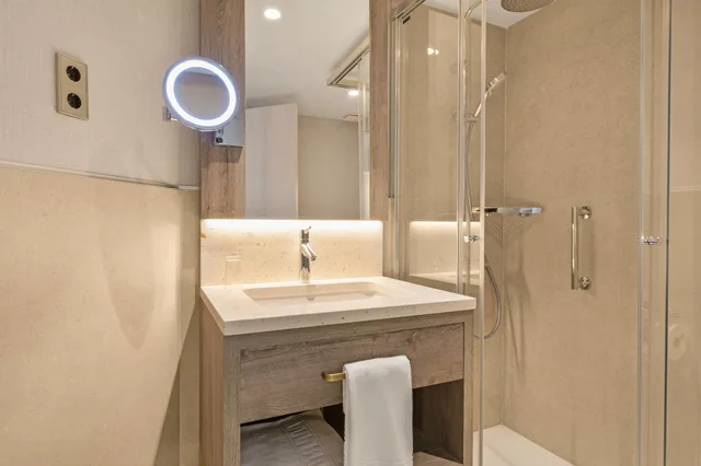 غرفة بسرير كينج بشرفة، Hilton Mallorca Galatzo 8/8