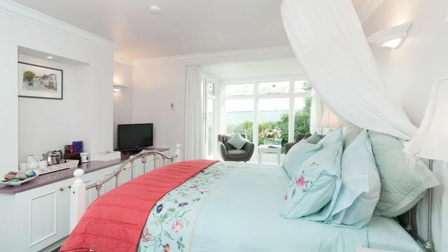 White, Queen Bed، DYERS HOUSE 1/4