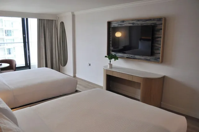 Renovated, Deluxe, 2 Queen Beds, City View، Pinnacle Vancouver Harbourfront (Ex Renaissance) 1/2