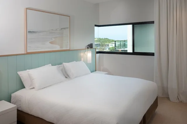 Junior Suite, King Bed, Golf Course View، The Sands Torquay 3/7
