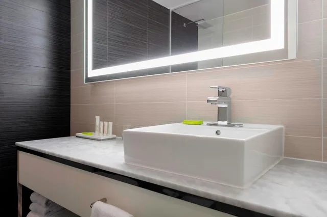 جناح بريميوم ركني بسرير كينج، Le Meridien Charlotte 5/6