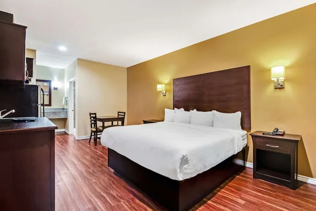 غرفة بسرير كينج بمطبخ صغير، Americas Best Value Inn - Houston / Fm 529 1/4