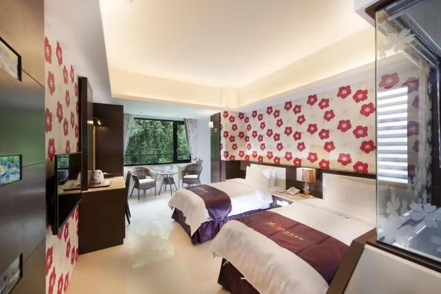 غرفة بسريرين منفصلين بإطلالة على الجبل، Cherry Feast Resort 1/4