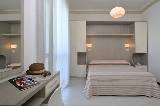 غرفة أساسية بسريرين منفصلين بشرفة بغرفة نوم واحدة، HOTEL SUISSE 4/5