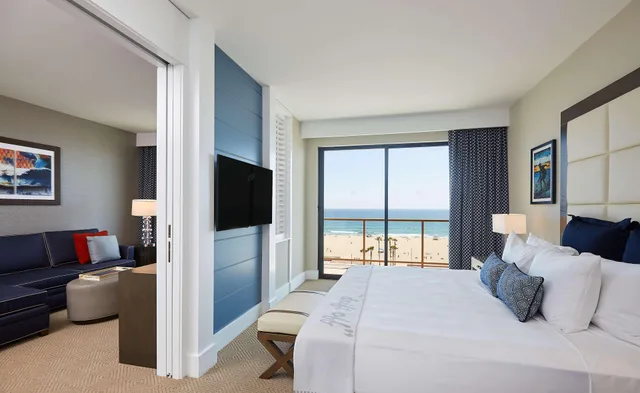 1 Bedroom, Premium, Suite, King Bed, Ocean Front, Accessible، The Waterfront Beach Resort, a Hilton Hotel 1/1