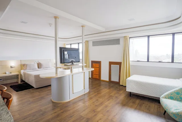 غرفة بريميوم ثلاثية بسرير مزدوج وسرير فردي، Alven Hotel by Slaviero Hoteis 3/4