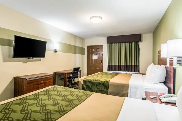 غرفة قياسية بسريرين كوين يُسمح فيها بالحيوانات الأليفة للمدخنين، Econo Lodge Jasper AL 5/8