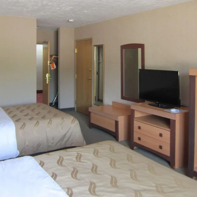 غرفة بسريرين كوين بحوض جاكوزي، Quality Inn Nashville Bloomington 1/2