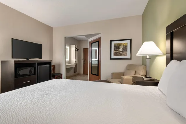 Deluxe, Queen Bed, Accessible, Baymont by Wyndham Rockford 4/5
