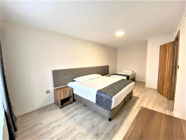 جناح، Zumrut Palas Otel 2/6
