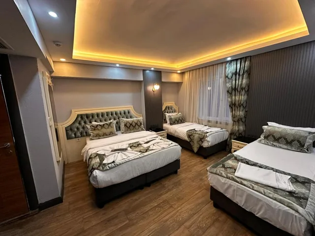 غرفة رباعية بسرير مزدوج وسريرين منفصلين بإطلالة على الحديقة، Sirkeci Ersu Hotel 3/9