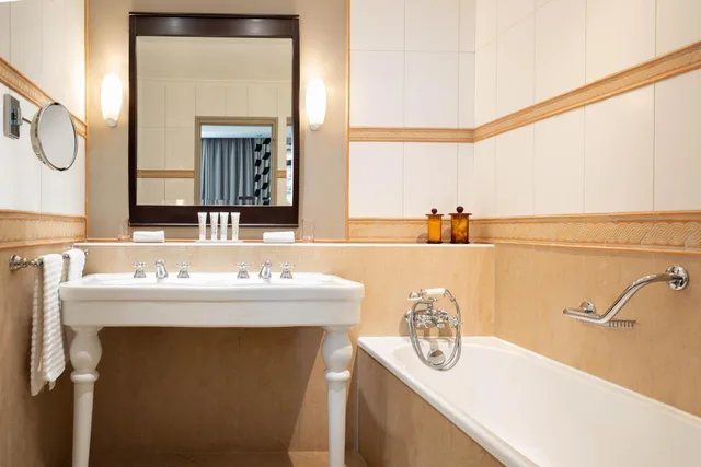 جناح جونيور بسرير كينج بإطلالة على البحر بشرفة في طابق مرتفع، Le Meridien Beach Plaza 6/7