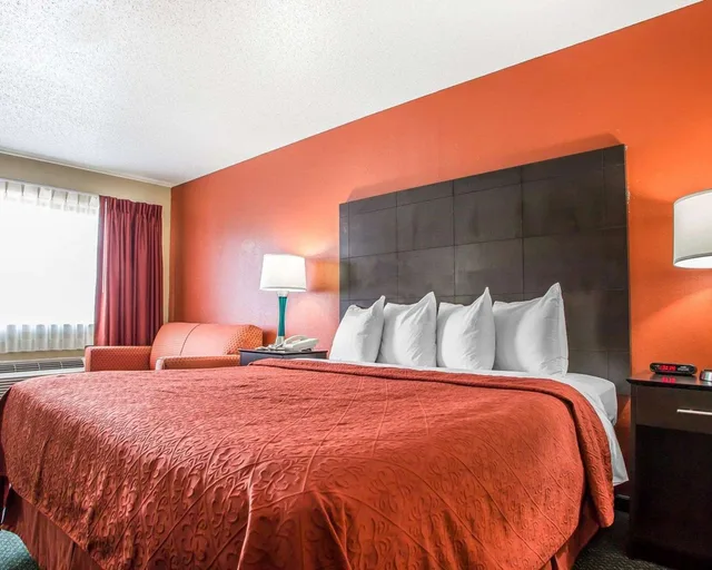 غرفة بسرير كينج، Quality Inn Morton at I-74 2/2