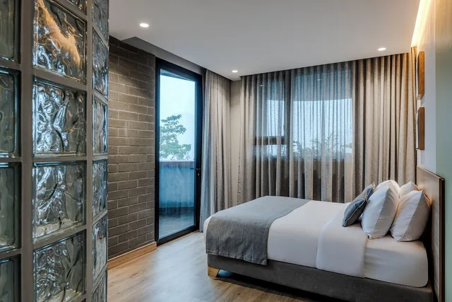جناح جونيور بسرير كوين، Heiss Hotel 3/10