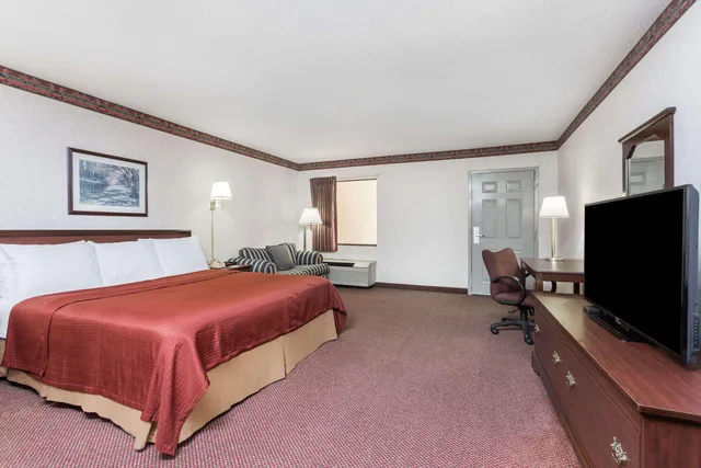 غرفة بسرير كينج للمدخنين، Days Inn by Wyndham Royston 2/3