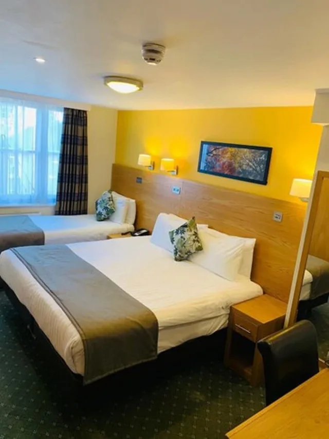 غرفة ثلاثية بسرير مزدوج وسرير فردي، Regency Hotel Parkside 1/3