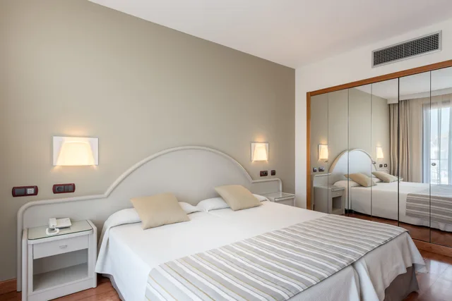 غرفة كومفورت بسريرين منفصلين بشرفة بإطلالة جزئية على البحر، Gran Hotel Costa del Sol 2/4