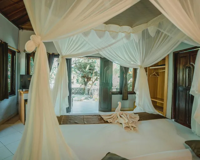 بنغل بسرير كينج بإطلالة على الحديقة، THE TANIS BEACH RESORT NUSA LEMBONGAN 1/3