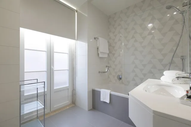 Superior, Twin Beds, Street View، Hotel Lis Baixa 5/5