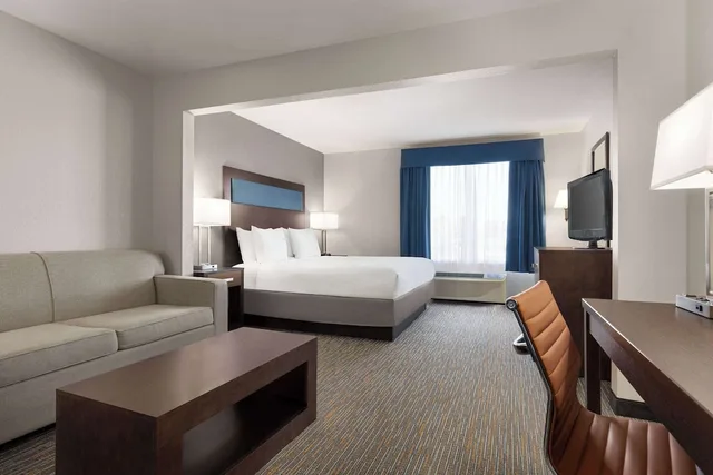غرفة قياسية بسرير كينج، Wingate by Wyndham Southport 1/8