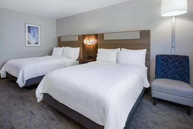 غرفة قياسية بسريرين كوين، Holiday Inn Express Hotel & Suites Vineland Millville 1/7