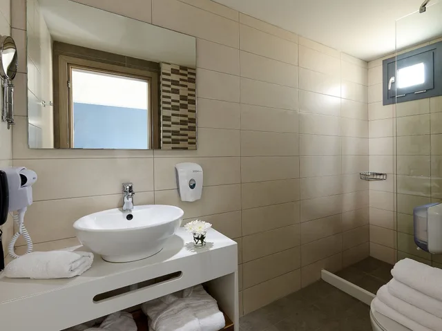غرفة سوبيريور بسرير كوين بإطلالة على المسبح، Pollis Hotel 7/9