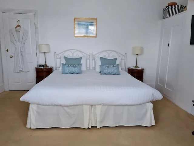 Room 1, Double or Twin Bed, Private Bathroom، Endeavour House 1/4