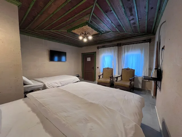 غرفة كومفورت ثلاثية بسرير كوين وسرير فردي بجاكوزي، Falcon Cave Suites 3/5