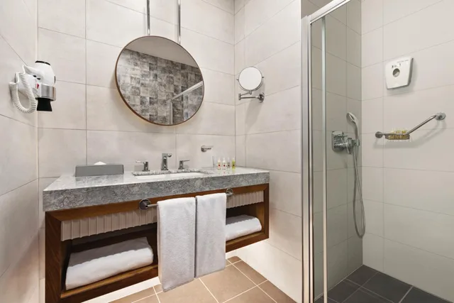 غرفة عائلية بسرير مزدوج وسرير فردي مع أريكة، TRYP BY WYNDHAM ISTANBUL TOPKAPI 6/6