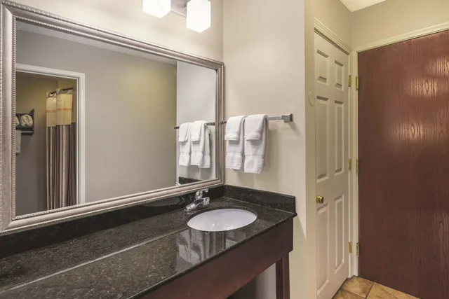 غرفة ديلوكس بسرير كينج، La Quinta Inn & Suites by Wyndham Louisville East 7/9