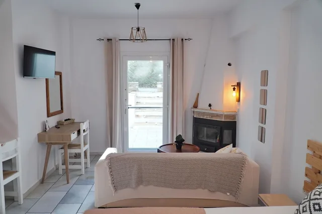 Semi Basement, Deluxe, Basement, Apartment, Queen Bed، Camara Hotel 3/7