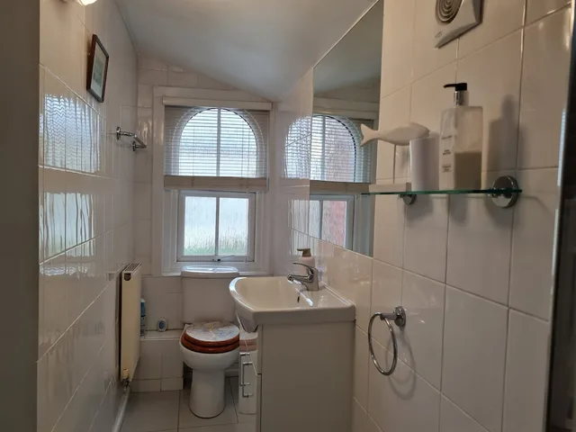 Room 1, Double or Twin Bed, Private Bathroom، Endeavour House 4/4