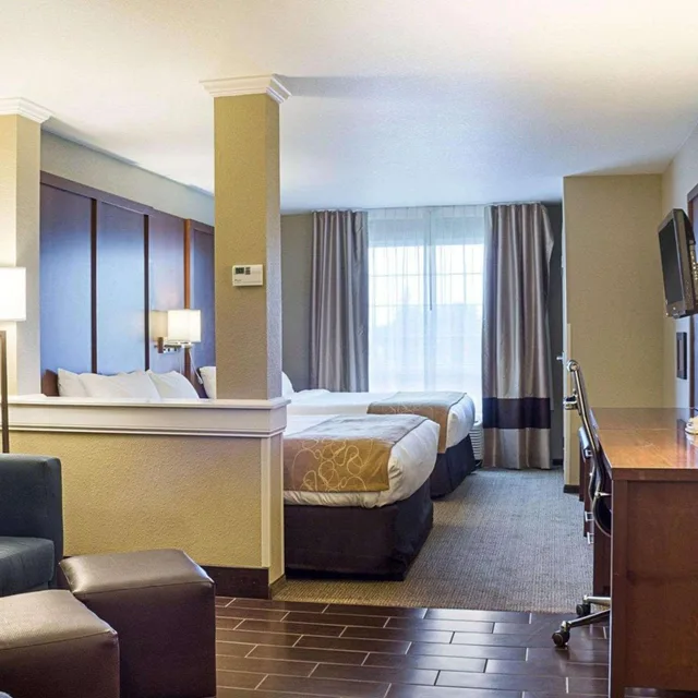 جناح بسرير كوين مع أريكة، Comfort Suites Minot South 2/2