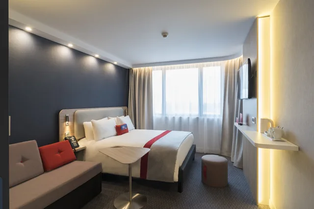 Standard, Double Bed, Sofa, HOLIDAY INN EXPRESS PARIS - CDG AIRPORT 4/8
