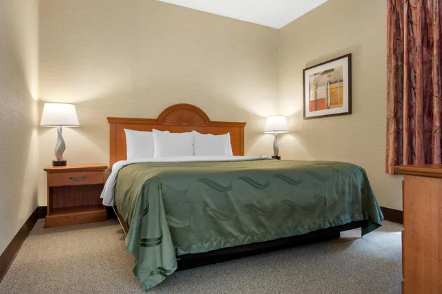 جناح بسرير كينج مع أريكة، Quality Inn & Suites Mansfield 1/5