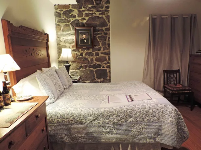 Woods, Penthouse, King Bed، Battlefield Bed &amp; Breakfast Inn 8/10