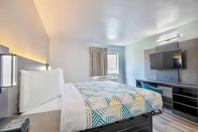 غرفة قياسية بسرير كينج بمطبخ صغير، Studio6 Georgetown, KY - Lexington North 5/8