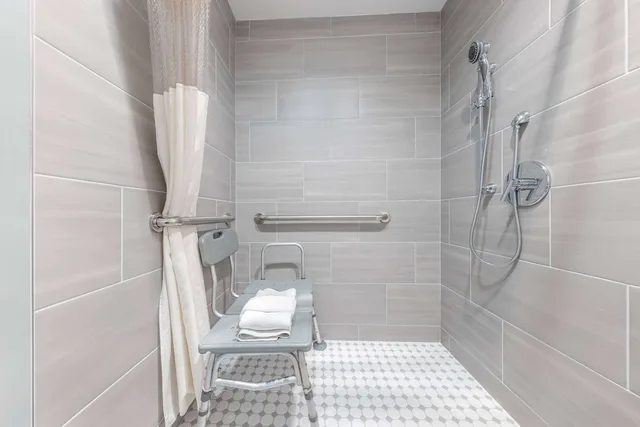 غرفة بسريرين كوين لذوي الإعاقة، La Quinta Inn Lynnwood 7/8
