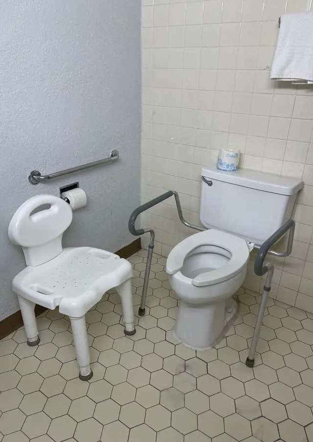 غرفة بسرير كينج لذوي الإعاقة، Motel6 Sallisaw, OK 9/9