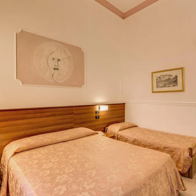 غرفة رباعية، Hotel Martini 4/10