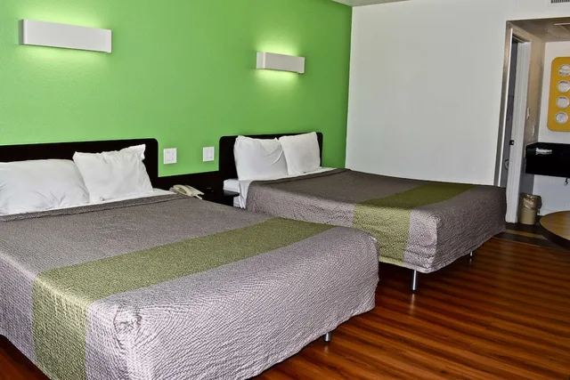 غرفة قياسية بسريرين كوين لذوي الإعاقة، Motel6 Barstow, CA 3/8