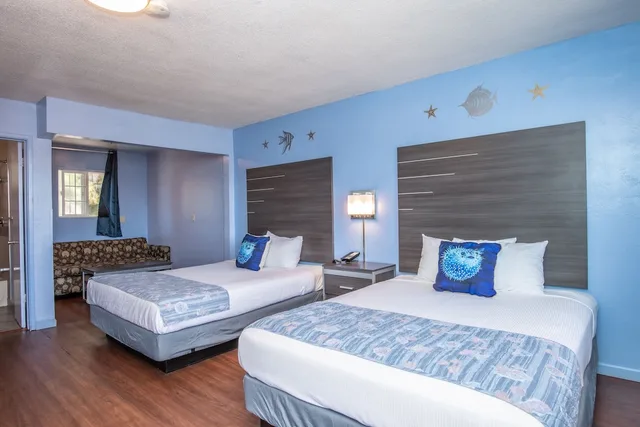 1 Bedroom, Standard, Triple, 1 Double and 2 Queen Beds، Aqua Breeze Inn 1/4