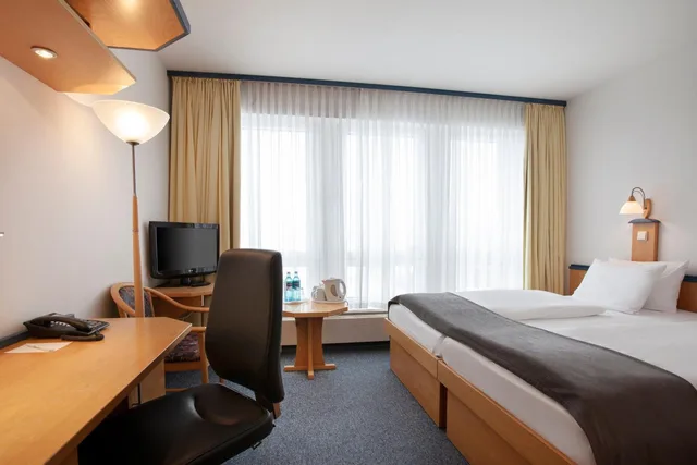 Room, Twin Beds, Holiday Inn Leipzig Gunthersdorf 2/2