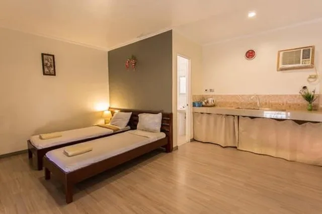 غرفة قياسية بسريرين منفصلين في الملحق، Conrada's Place Hotel And Resort 3/6