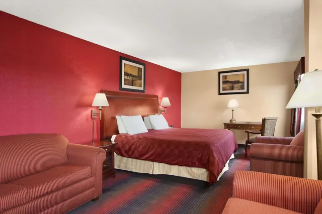 جناح استوديو بسرير كينج، Ramada by Wyndham East Orange 1/2