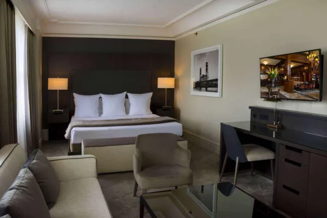 Studio, Suite, King Bed, Urban View، The Benson Portland, Curio Collection by Hilton 3/6