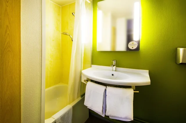 غرفة بسريرين منفصلين، B&B HOTEL Chartres Le Forum 4/4