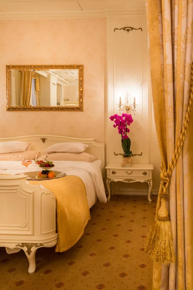 جناح جونيور، SCHLOSSHOTEL ROMISCHER KAISER 4/8