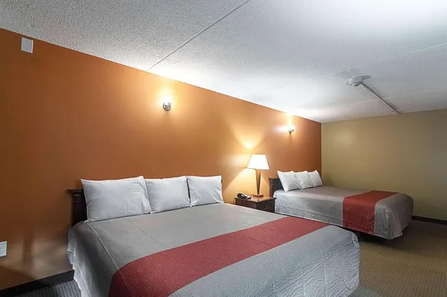 غرفة بسريرين مزدوجين، LoneStar Inn & Suites 1/10