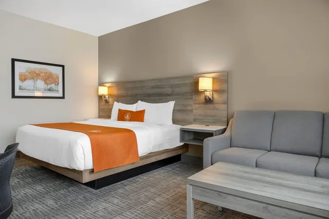 غرفة قياسية بسرير كينج مع أريكة، Amsterdam Inn & Suites Florenceville-Bristol, an Ascend Collection Hotel 4/7